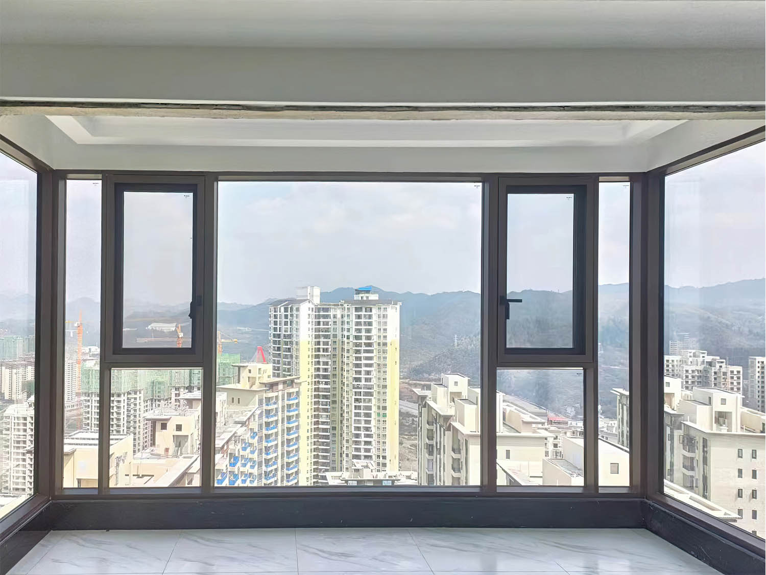 Corner windows with city outlook, Bijie apartment